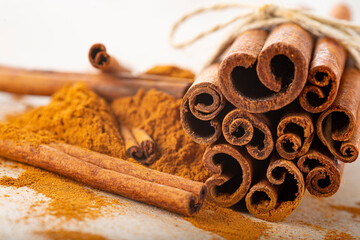 cinnamon sticks and ground powder