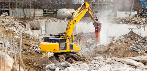 Excavator working at the demolition of an old building.
Bagger beim Abriss eines alten Gebäudes.
