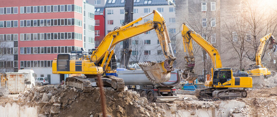 Excavator crusher machine at demolition on construction site.
Bagger-Maschine beim Abriss auf der Baustelle. - obrazy, fototapety, plakaty