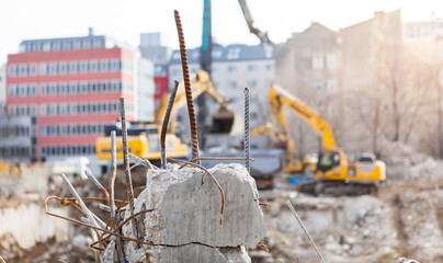 Demolition with excavator of buildings in the urban area.
Abriss mit Bagger von Gebäuden im Stadtgebiet.