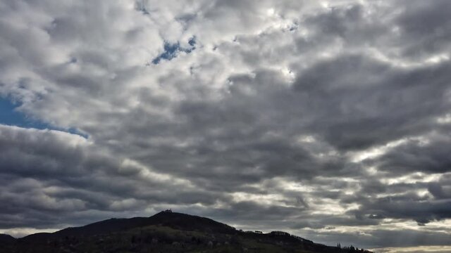 Dichte Wolken &uuml;ber der Landschaft - Herbst