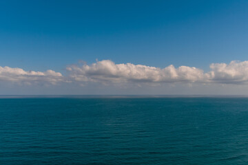 Costa de la isla de Tenerife con nubes de fondo