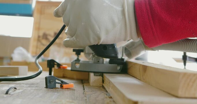 Close up mill the wooden batten with router table