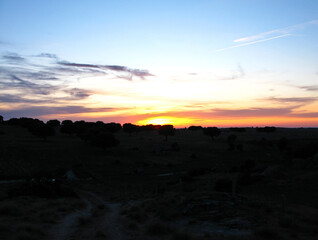 ATARDECER ROJO EN CASTILLO
