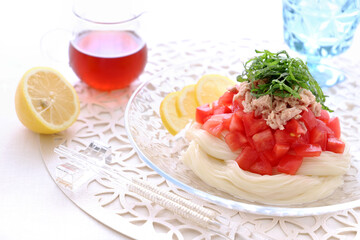 Somen noodles with tomato and canned tuna. Home made summer lunch bowl. ツナトマトそうめん　つなトマトそうめん