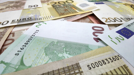 Montón de billetes de euro de distintos valores