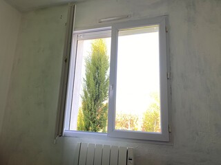 fenêtre ouverte sur le jardin en été