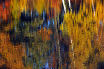 Der Goldene Herbst spiegelt sich in einem See