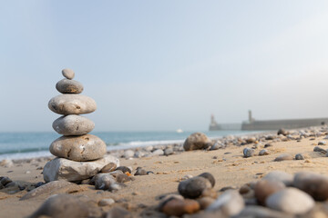 Galets empilés sous forme de cairn sur une plage de sable en Normandie (Fécamp) - Image relaxante, zen