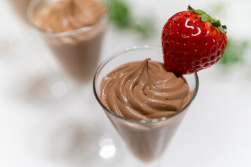 カクテルグラスに盛り付けたチョコレートムースの苺添え