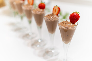 カクテルグラスに盛り付けたチョコレートムースの苺添え