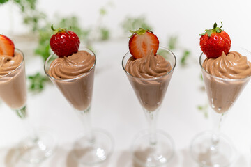 カクテルグラスに盛り付けたチョコレートムースの苺添え