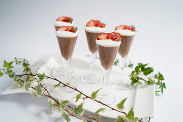 カクテルグラスに盛り付けたチョコレートムースの苺添え
