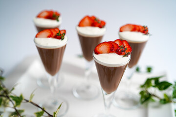 カクテルグラスに盛り付けたチョコレートムースの苺添え