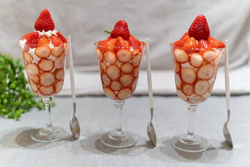 いちごたっぷりのフルーツパフェ