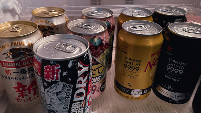 冷蔵庫の中のたくさんの缶チューハイと缶ビール。キリン一番絞り/サントリーストロングゼロ/SAPPORO フォーナイン 99.99/ASAHI もぎたてSTRONG。オンライン飲み会、zoom飲み会に備えてまとめ買い。コロナで変わる日常生活。2021年4月撮影/日本