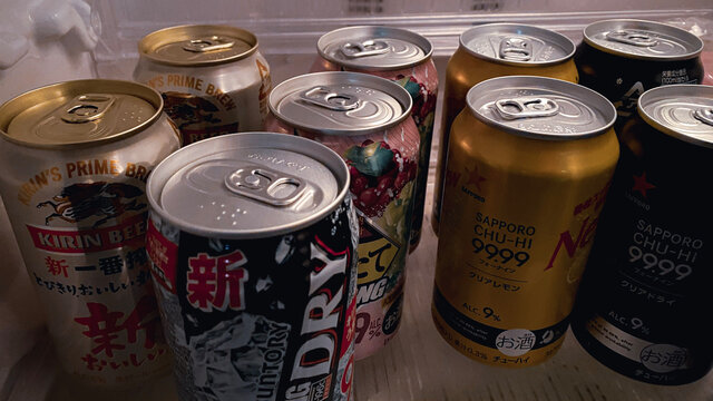 冷蔵庫の中のたくさんの缶チューハイと缶ビール。キリン一番絞り/サントリーストロングゼロ/SAPPORO フォーナイン 99.99/ASAHI もぎたてSTRONG。オンライン飲み会、zoom飲み会に備えてまとめ買い。コロナで変わる日常生活。2021年4月撮影/日本