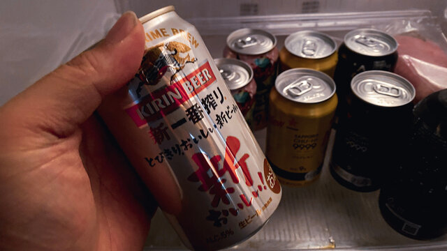 冷蔵庫から缶ビールを取り出す。キリン一番絞りで乾杯。ズーム飲み会/オンライン飲み会/ウィズコロナで変わる人付き合いと日常。2021年4月撮影日本