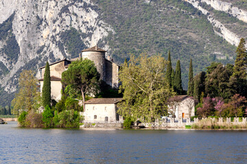 Fototapeta na wymiar Mandruzzo, Trento. Lago di Toblino con il castello originario del XII secolo su un promontorio-penisola