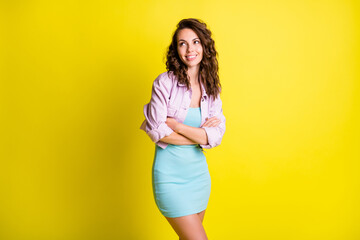 Portrait of lovely curious cheerful wavy-haired girl thinking copy space folded arms isolated over...