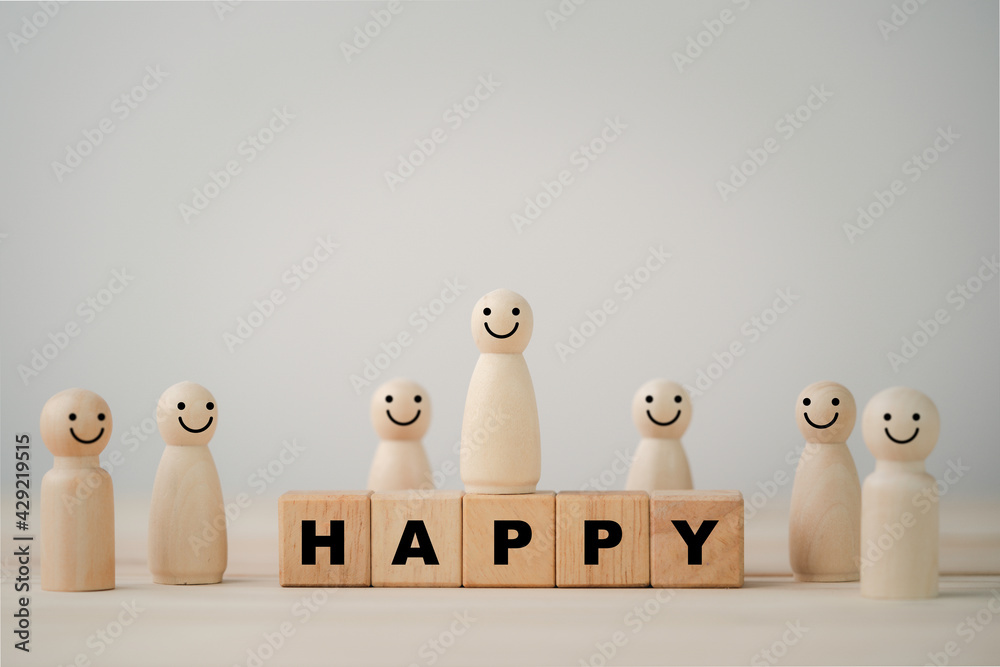 Aufkleber smiley face on wooden miniature figure with happy wording on wooden cube for the best customer evalu