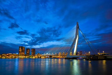 Blick auf die Erasmusbrücke Erasmusbrug und die Skyline von Rotterdam. Rotterdam, Niederlande