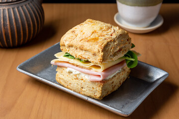 sandwich de jamon queso y rucula
