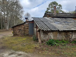 Vieja adosado a una tradicional vivienda de Galicia