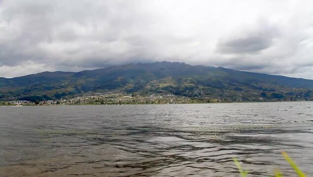 Vista del Lago San Pablo en Ecuador