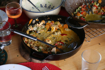 Detail von einem gedeckten Tisch mit lecker speisen