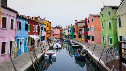 Fototapeta na wymiar Colorful houses along the canal