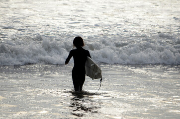 沖に向かうサーファー