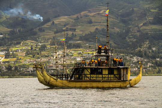 TURISMO EN EL LAGO SAN PABLO  EN ECUADOR
