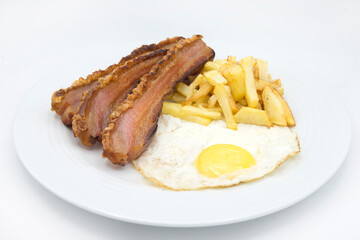 slice of bacon, egg and potatoes chips in white background