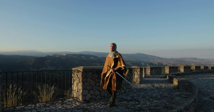 Vichingo o normanno cammina sulle mura del suo castello