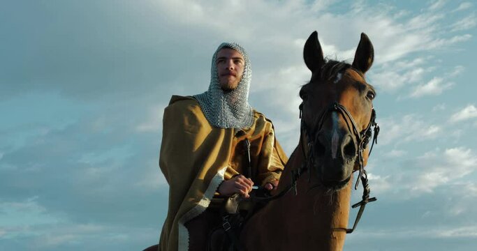 Normanno vichingo a cavallo con vestito medievale vicino al mare