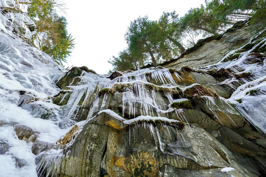 Gefrorener Wasserfall Eiszapfen Eispalast Eisklettern im Winter Fichtelgebirge