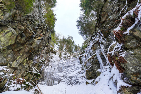 Gefrorener Wasserfall Eiszapfen Eispalast Eisklettern im Winter Fichtelgebirge