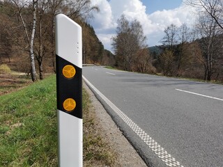 Leitpfosten am Straßenrand