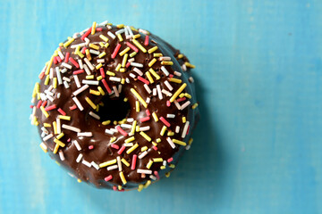 donuts al cioccolato ciambelle dolci al cioccolato con confetti colorati
