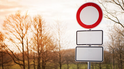 Verkehrsschild mit Textfreiraum 