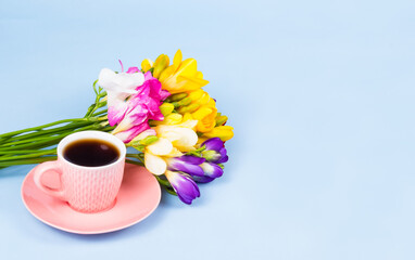 Fototapeta na wymiar Cup of coffee and fresh flowers. Pink cup of coffee copy space