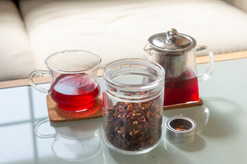 ハーブティーと茶葉　ローズヒップ　ハイビスカス