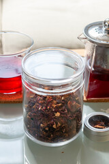 ハーブティーと茶葉　ローズヒップ　ハイビスカス