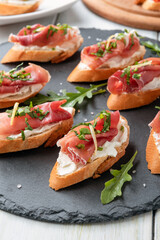Crostini con prosciutto crudo e formaggio, antipasti italiani 