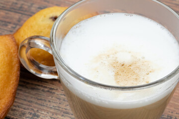 Obraz na płótnie Canvas tasse de café au lait et madeleine sur une table