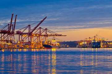 Fototapeta na wymiar Night view of the quay port of Seattle, WA.
