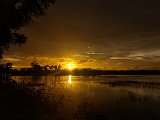 Fototapeta na wymiar sunset into the lake