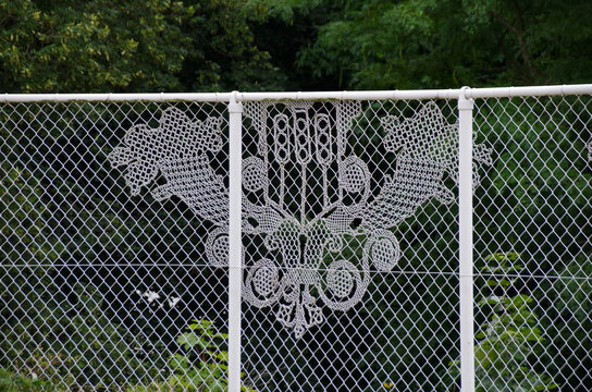 Knittering the fench