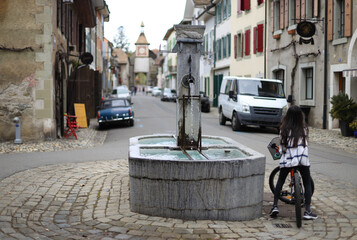 Jeune fille en vélo dans la Grand-rue à St-Prex